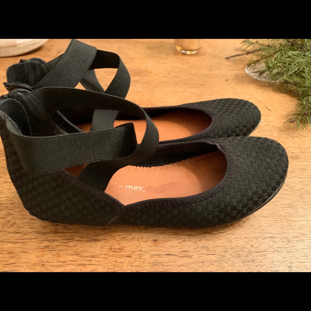 Bernie Mev sz 10 woven flats with ankle strap